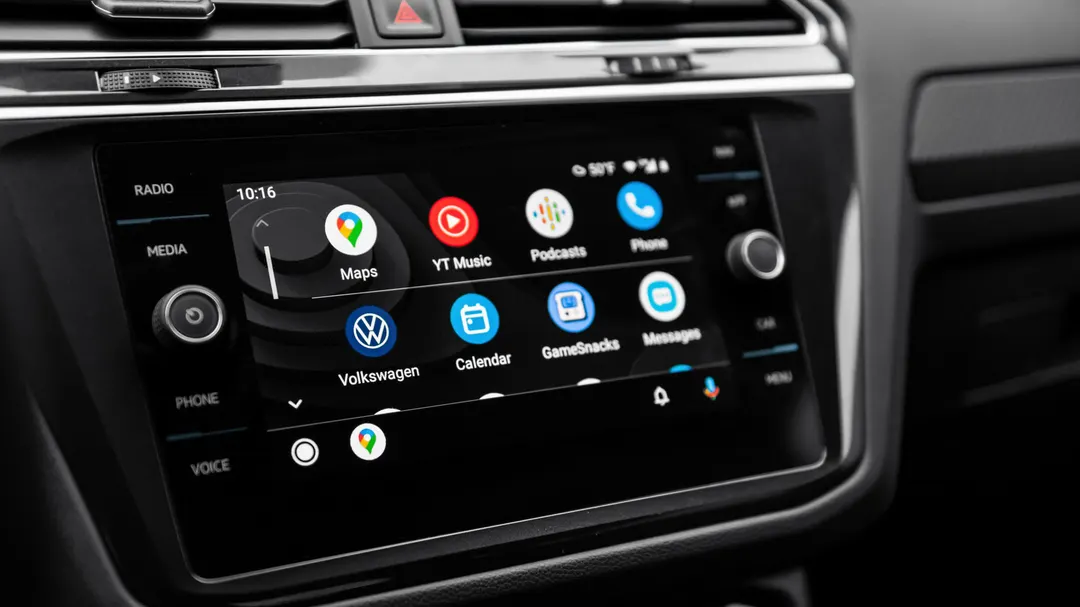 Google Maps в Android Auto получил всплывающие подсказки о светофорах и знаках «стоп»