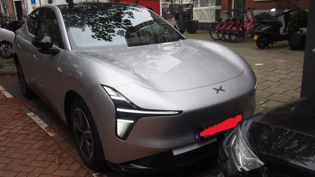 XPENG VLA 2.0 против Tesla FSD: тест в Амстердаме