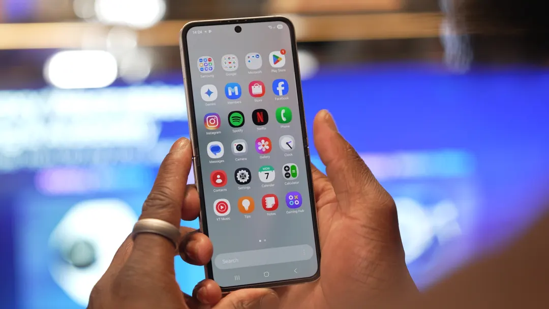Стабильная One UI 9.0 вышла для Galaxy Z Flip 7 FE