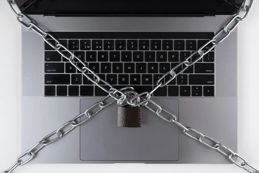 Фейковые предупреждения о блокировке ПК в Google Ads толкают пользователей к телефонным мошенникам