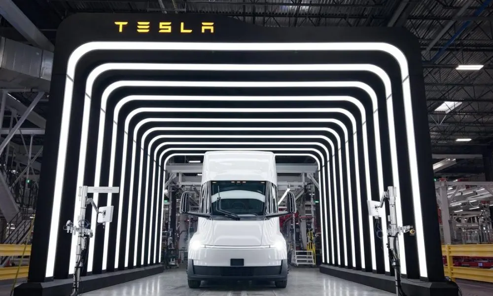 Tesla строит производство Semi без участия людей