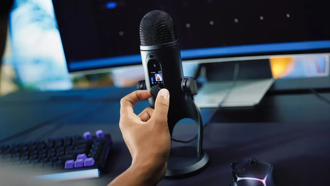 Logitech выпустила микрофон Yeti 2 с ИИ-шумоподавлением и экраном
