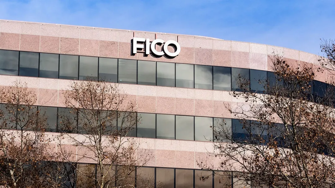 Акции FICO обвалились на 24% после допуска VantageScore к ипотеке Fannie и Freddie