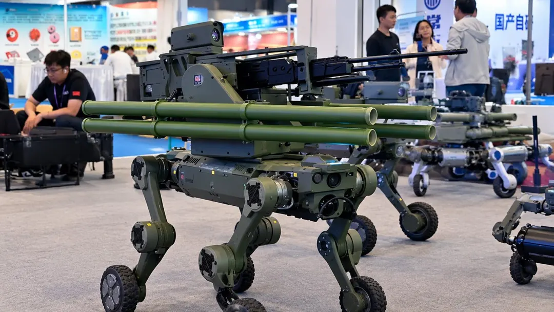 В Китае показали робота-собаку с пулемётом QJB-201 и ракетной установкой