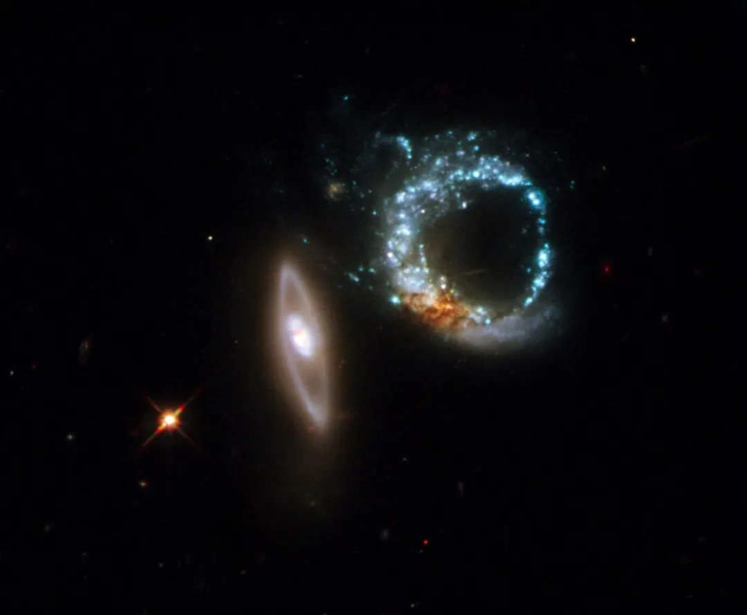 Hubble показал NGC 4698: ядро спиральной галактики вращается под 90°