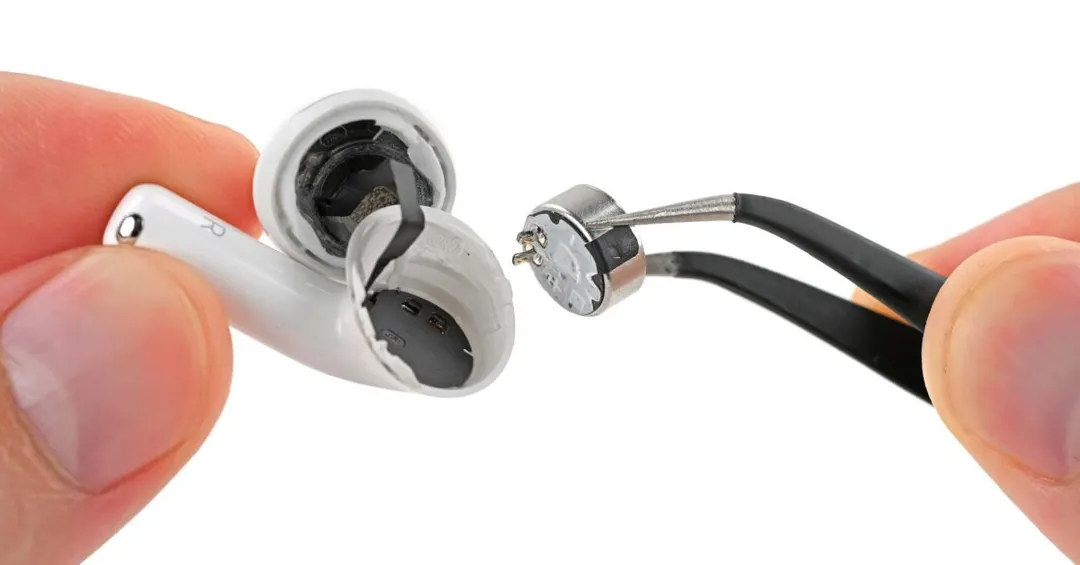 iFixit разобрала AirPods 5: ремонтопригодность впервые выше нуля