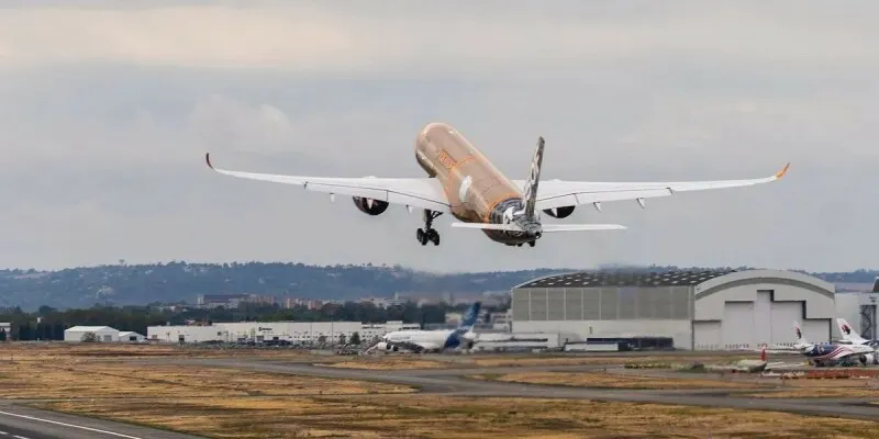 Airbus впервые подняла в воздух грузовой A350F с гигантской дверью