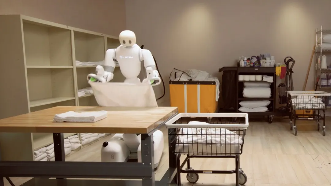 DYNA Robotics представила гуманоида DYNA 2.1 для стирки и складывания белья