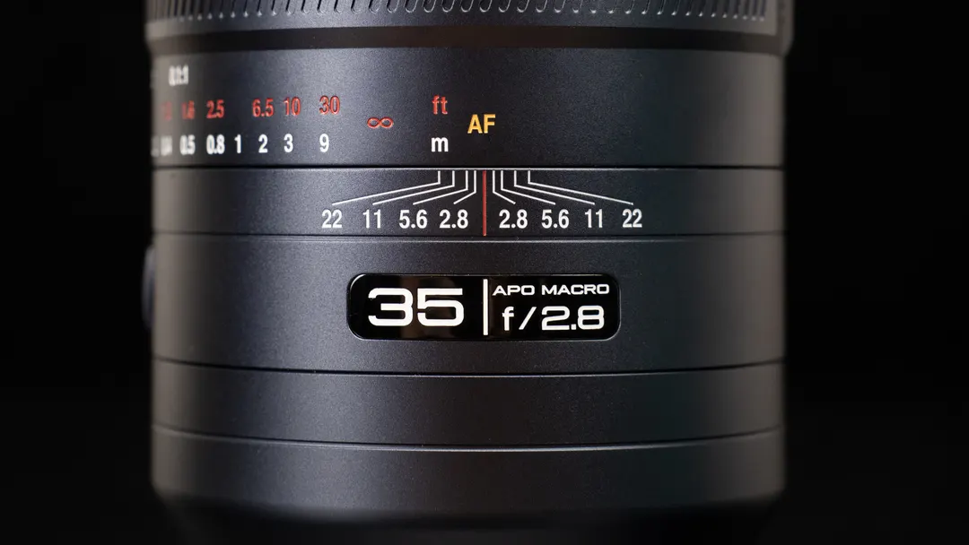 Laowa выпустила Acris 35mm F2.8 — первый полнокадровый автофокусный макрообъектив с 1:1