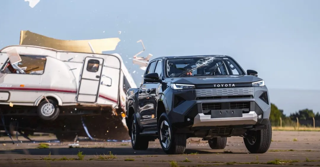 Toyota сбросила 760-кг караван на электрический Hilux, и он уехал