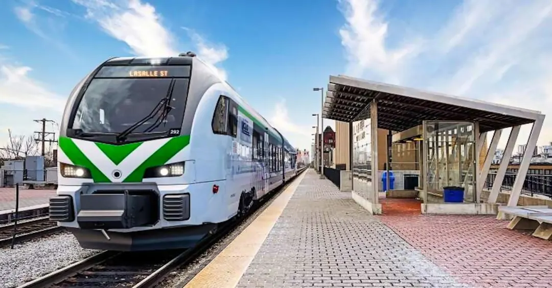 Metra получила первый в США аккумуляторный локомотив FLIRT от Stadler