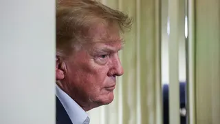 Трамп назвал страхи вокруг ИИ «мистификацией» в звонке на сцену к главе Nvidia