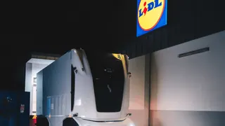 Einride и Lidl запустили первый в Германии беспилотный грузовик без кабины