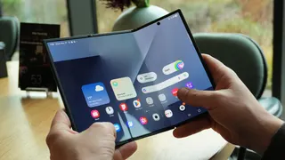 Samsung может ускорить выпуск Galaxy Z TriFold 2 из-за iPhone Duo
