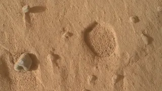 Curiosity нашёл на Марсе необычные широкие ямки в породе