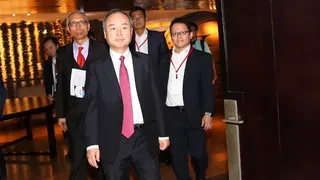 Акции SoftBank упали на 13% на фоне распродажи ИИ-бумаг