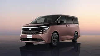 Nissan Elgrand получил ProPilot 2.0 с автовождением по трассам