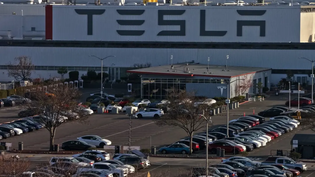 Сотрудники Tesla обвинили руководство в расизме: начался суд Калифорнии
