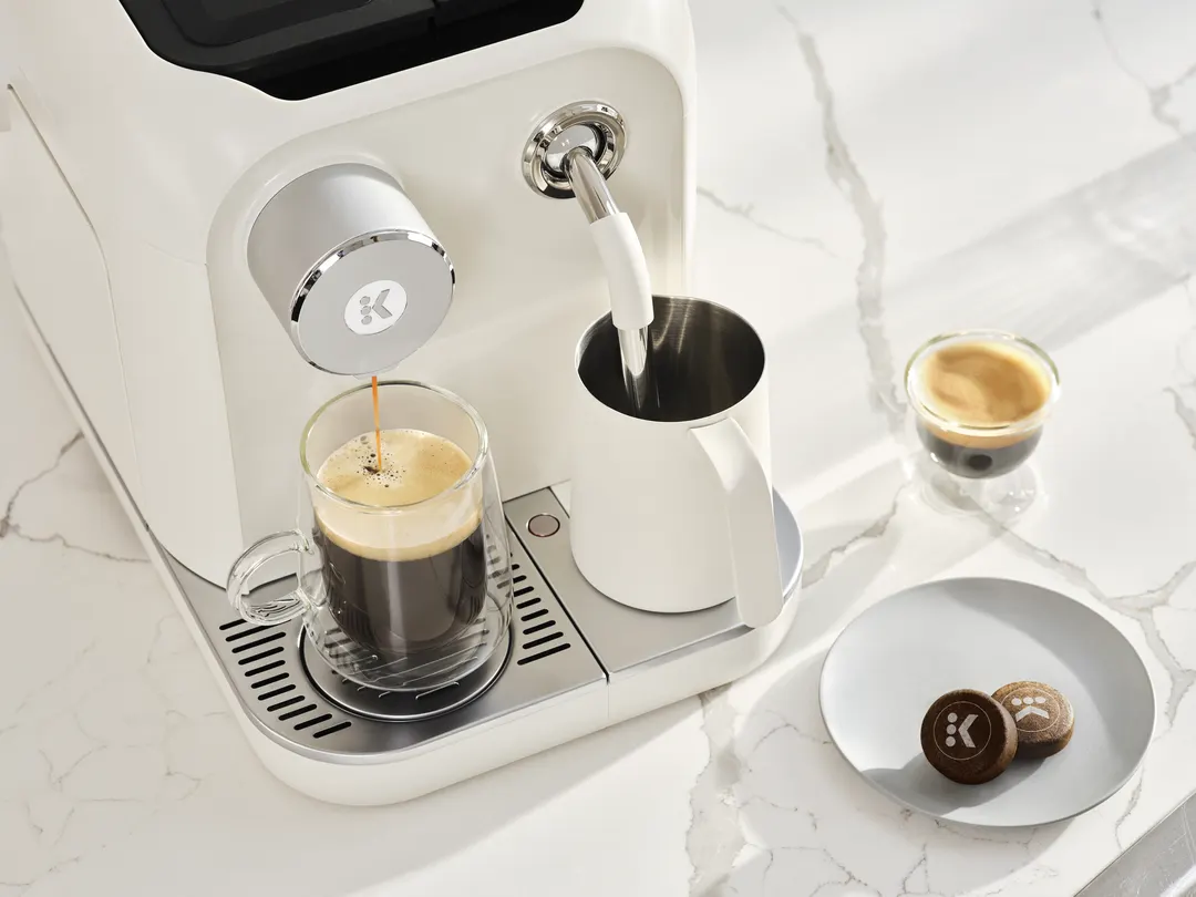 Keurig выпустила Alta — кофемашину с капсулами без пластика