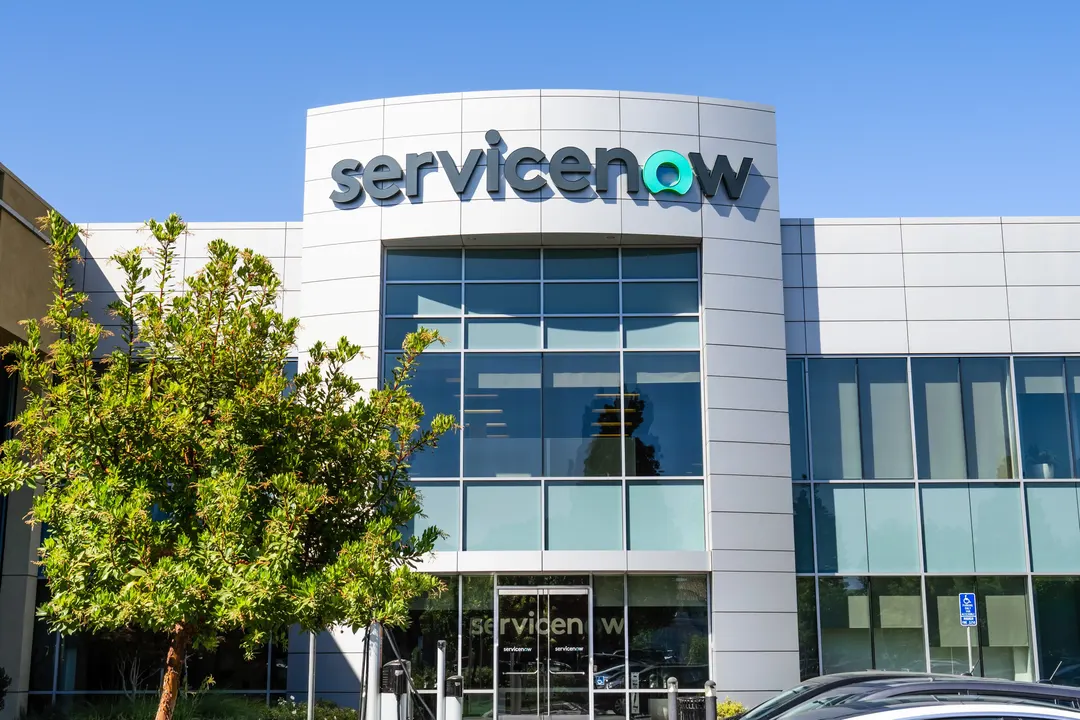 ServiceNow запустила автономный ИИ-сервисдеск Flow для Teams, Slack и почты