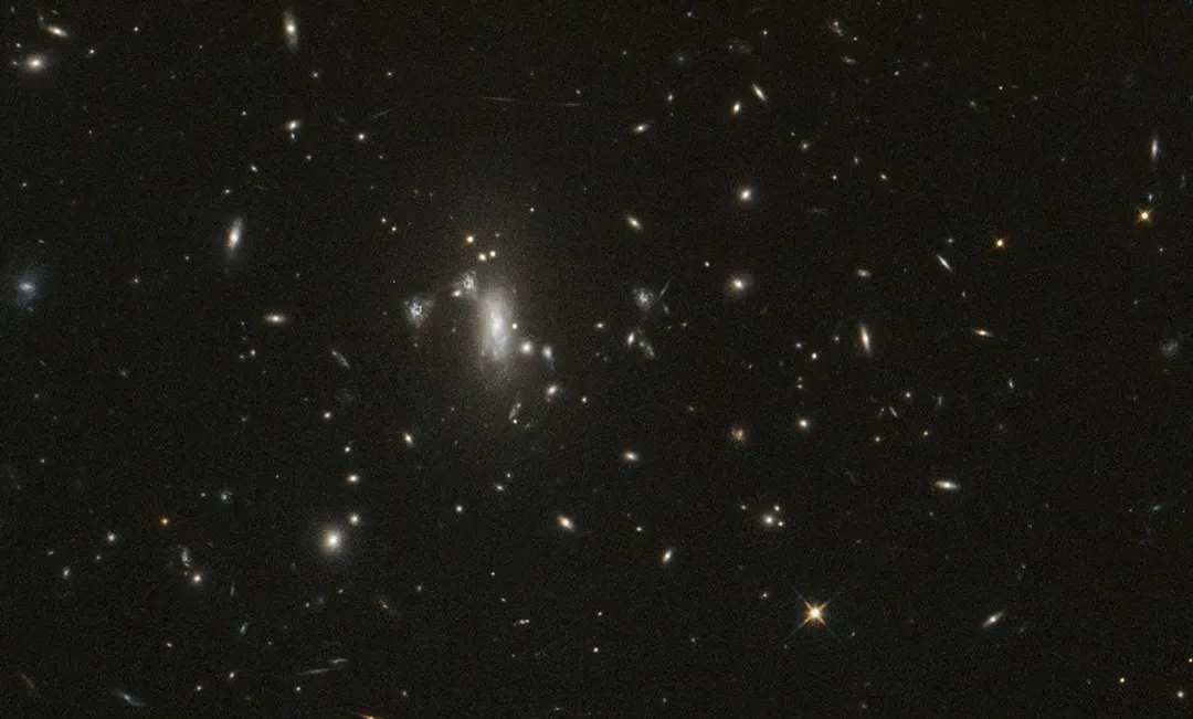 Hubble завершил 200 000-й виток вокруг Земли, наблюдая гравитационно-линзированную сверхновую