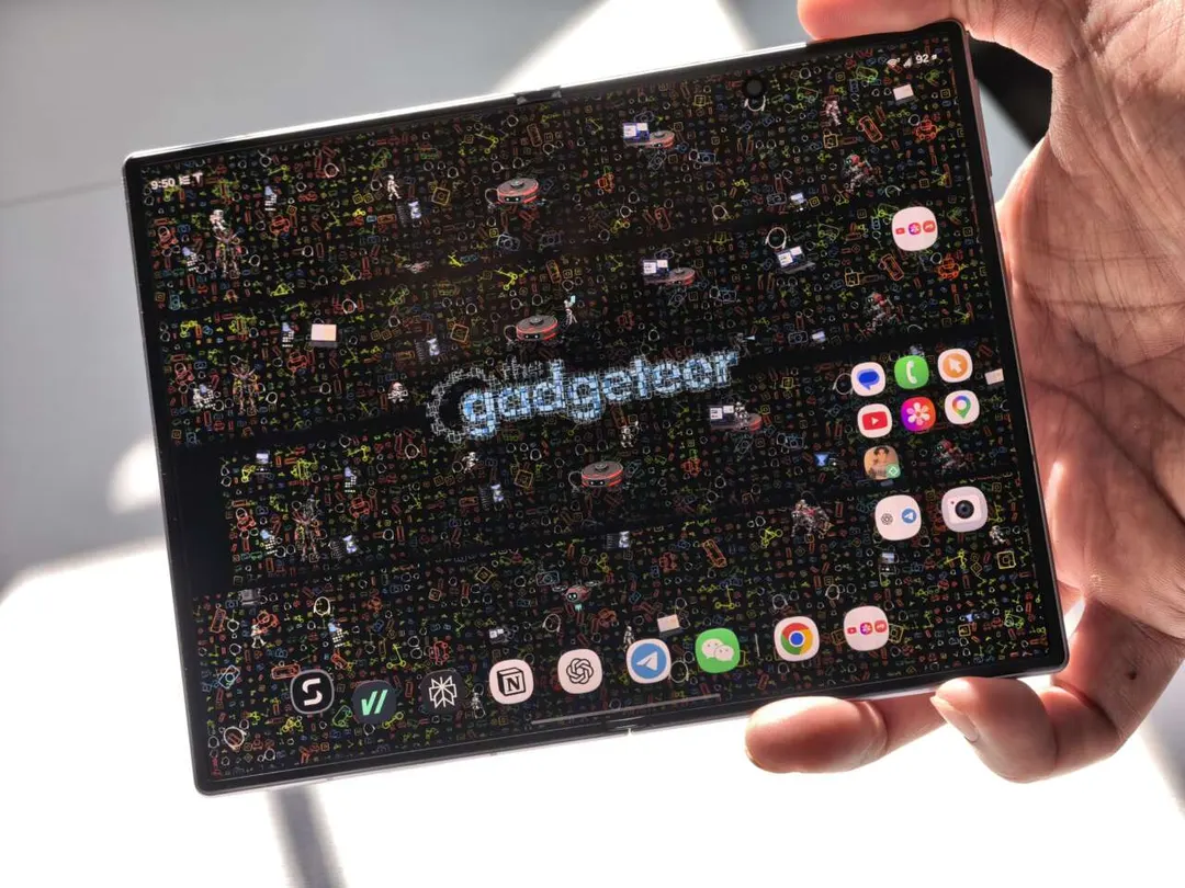 Утечка: широкий складной Motorola razr flex против Galaxy Z Fold8