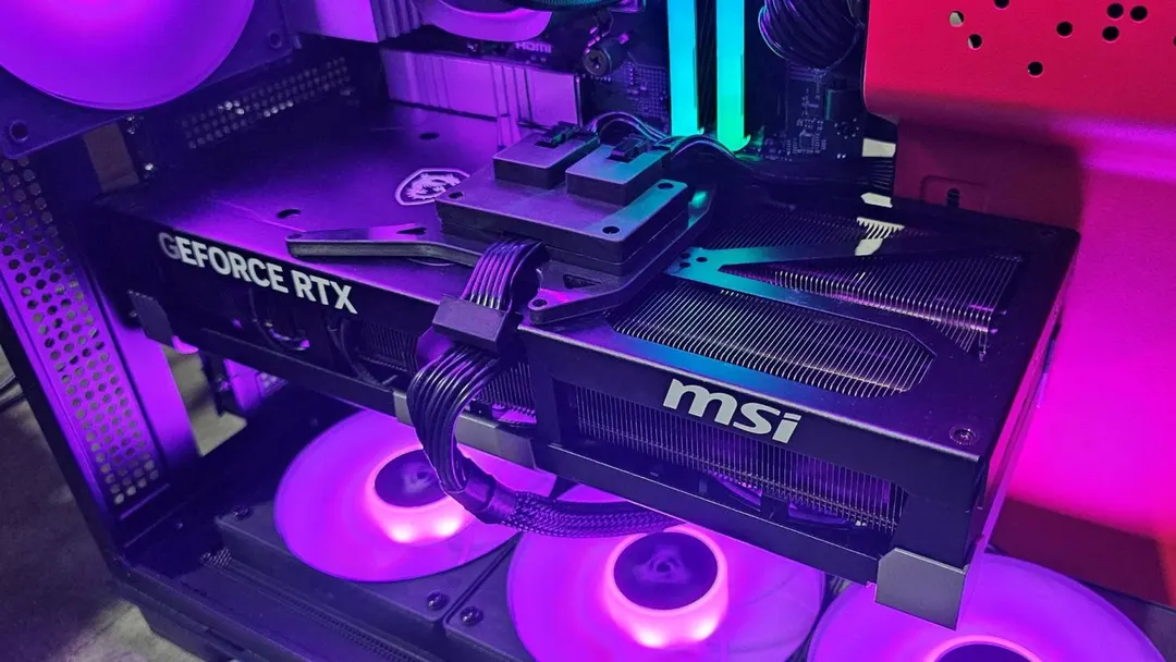 Владелец RTX 5090 доработал 12VHPWR: питание на три входа, провода не греются выше 40°C