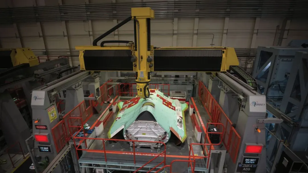 Northrop Grumman ускорила сборку модулей F-35 с помощью кобота и ИИ-контроля
