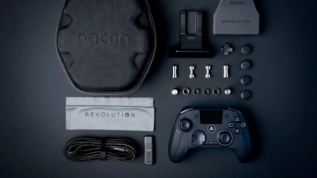 Nacon выпустила Revolution 5 Unlimited — первый контроллер PS5 с экраном и док-станцией