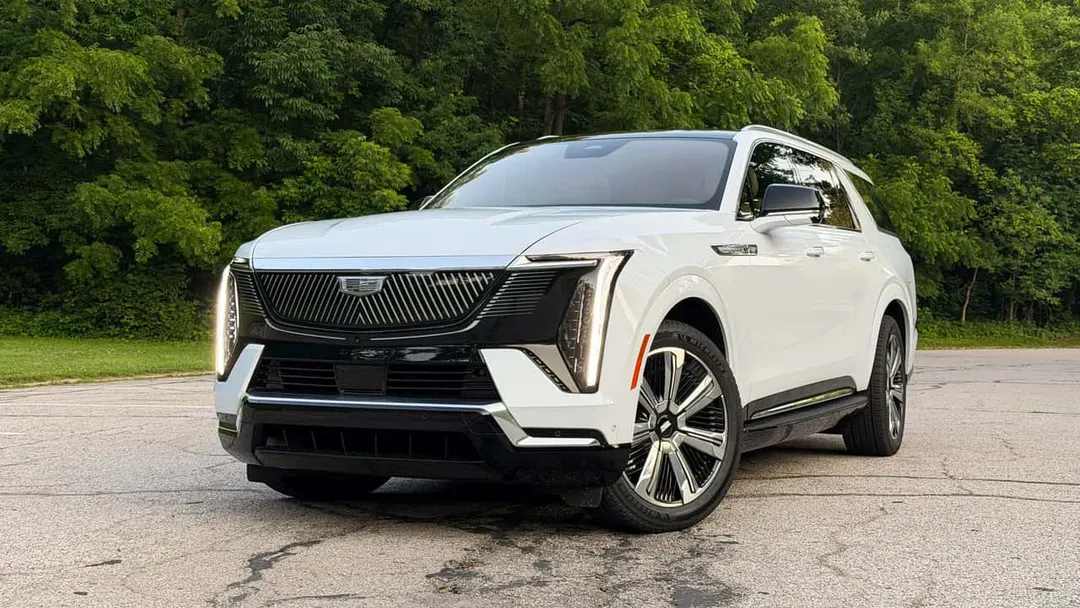 Cadillac Escalade IQ 2027 получил порт NACS и зарядку на 19,2 кВт