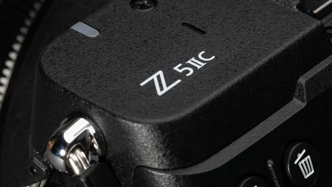 Nikon Z5IIC против Z5II: что теряешь, экономя деньги