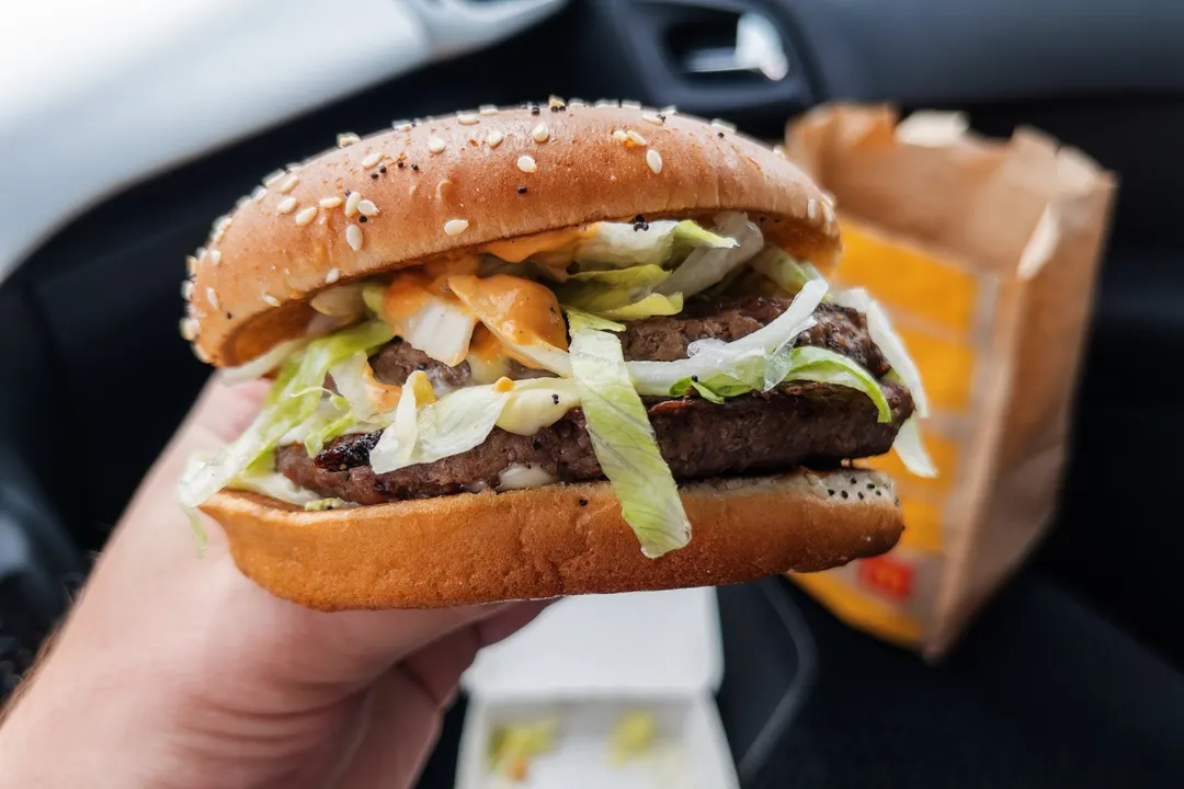 McDonald's тайно использует ИИ для динамических цен в 14 000 ресторанов США
