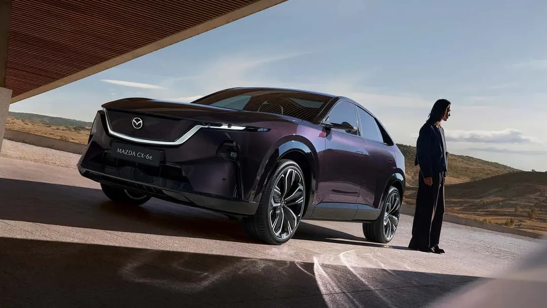 Mazda CX-6e может озвучивать пешеходам любые фразы без фильтра