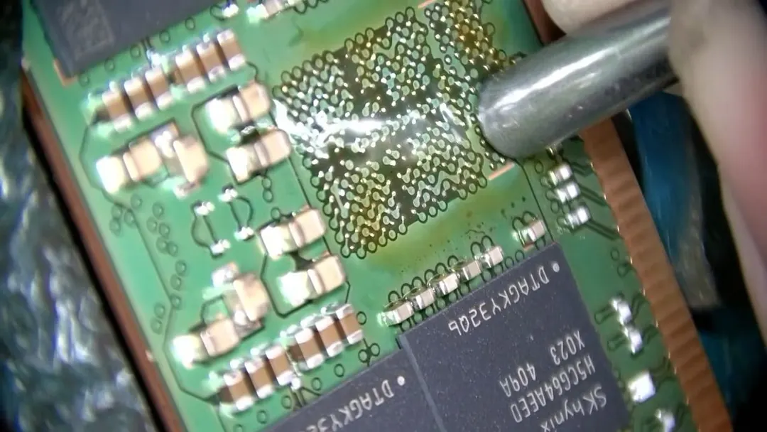 Мастер отремонтировал серверные DDR5 на $16 000 вместо замены