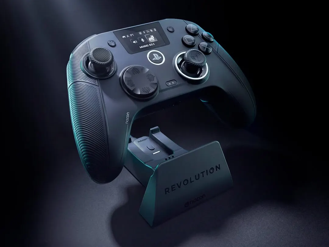 Nacon представила геймпад Revolution 5 Unlimited для PS5 со встроенным экраном