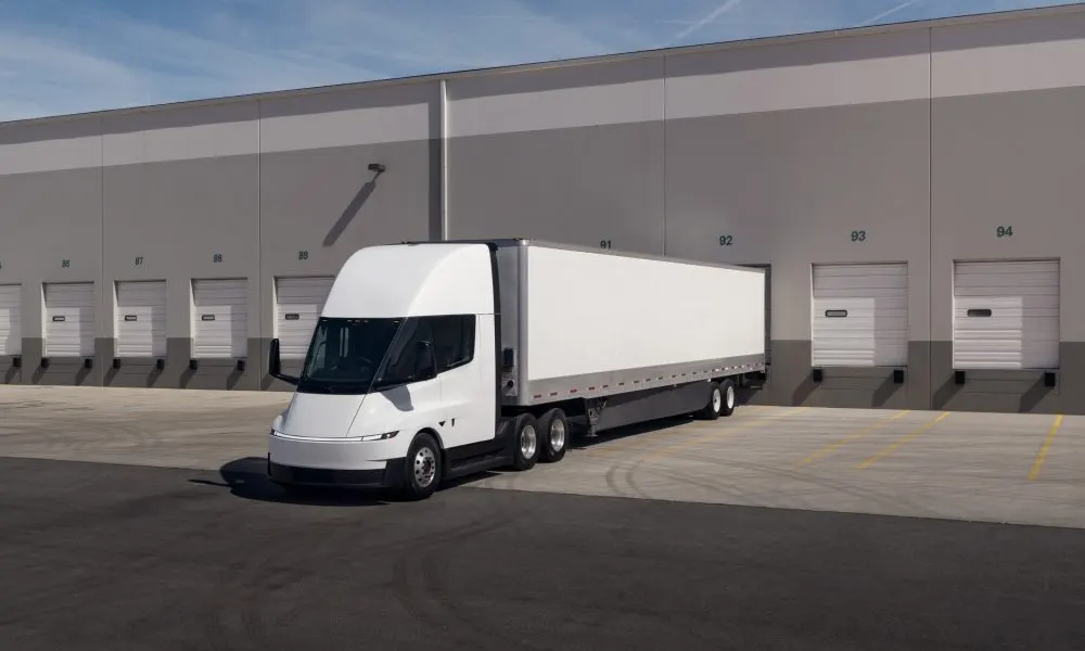 Tesla поставит 50 электрических грузовиков Semi логистической компании IMC
