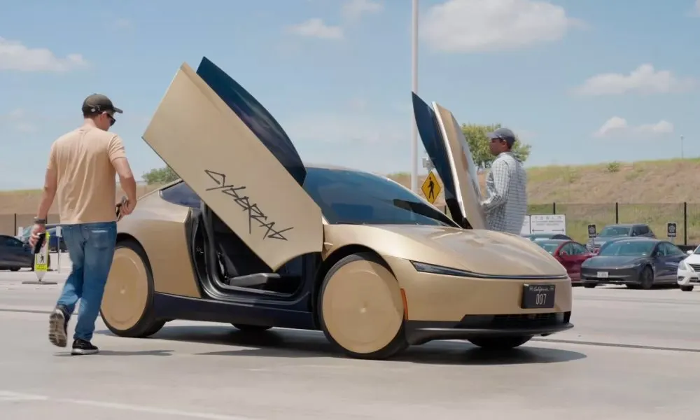 Tesla заряжает роботакси вручную: сотрудник подключает Cybercab и Model Y