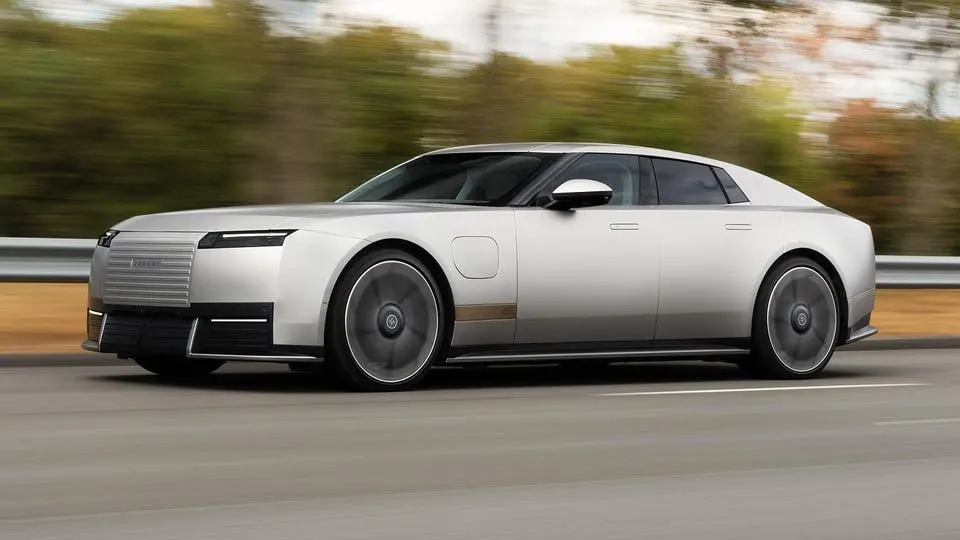 Jaguar Type 01: смелый дизайн и 1015 л.с. у трёхмоторного электромобиля