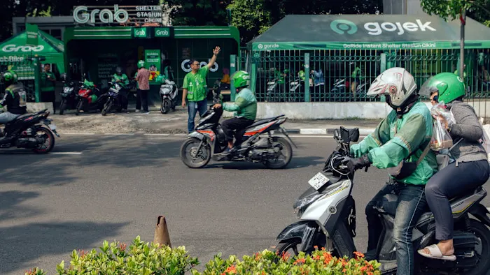 Grab и GoTo под давлением из-за условий для водителей: акции упали