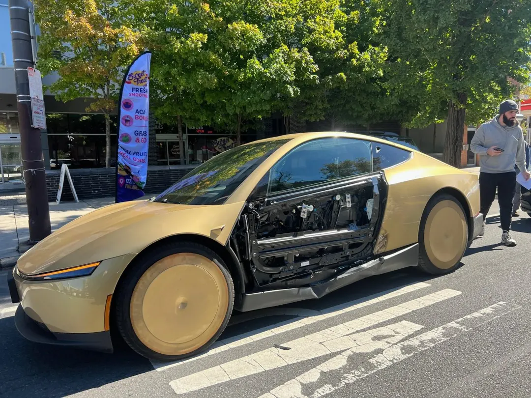 Cybercab попал в ДТП в Филадельфии: с двери слетела панель
