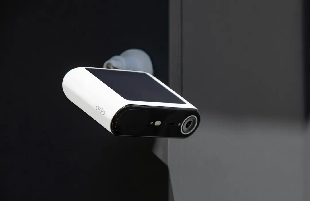 Arlo выпустила Essential Solar Security Camera с солнечной панелью за $189