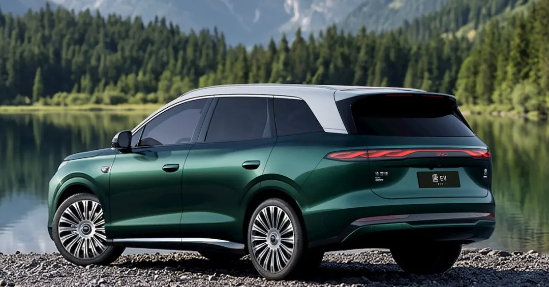 BYD показала салон нового Tang: два экрана 35,4 и 30 дюймов