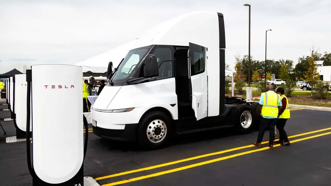 Tesla и Pilot строят сеть Megacharger для Semi на трассах США