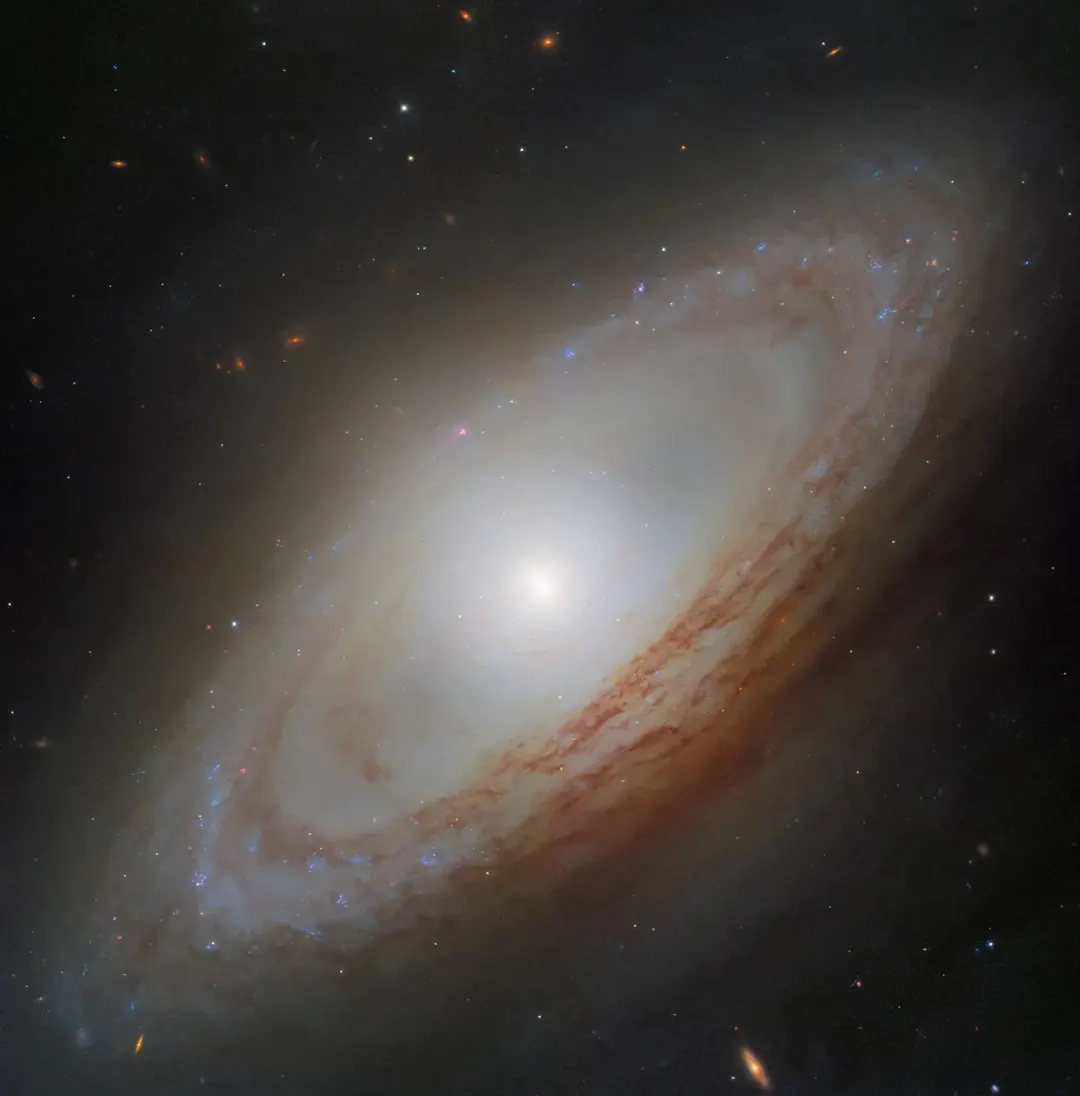 Hubble показал галактику NGC 4698 с вращающимся вбок центром