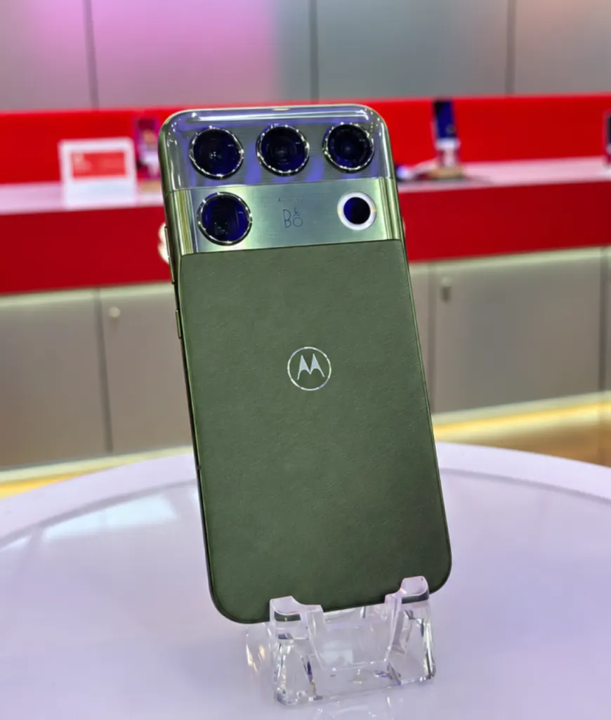 Motorola показала флагман Signature 27 на India Mobile Congress