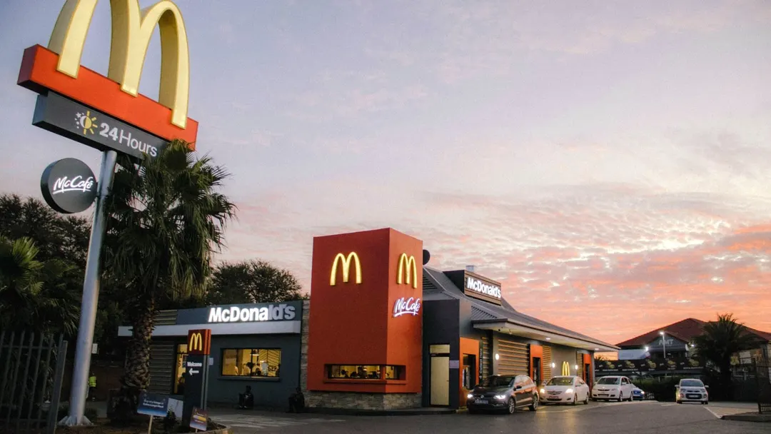McDonald's судят за динамические ИИ-цены в США