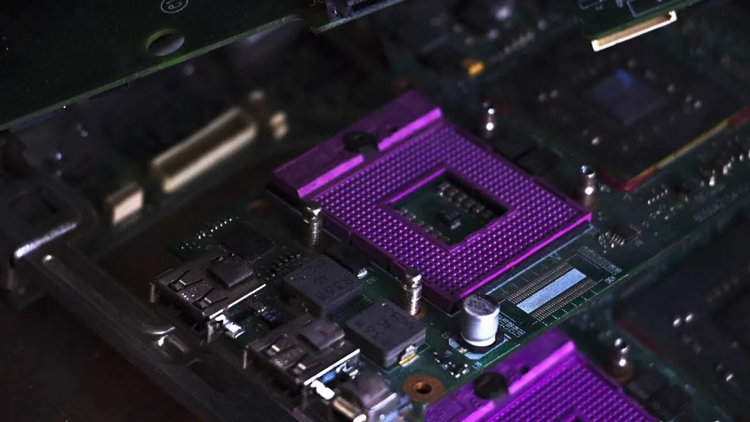 Подрядчик Super Micro признал вину в незаконном экспорте ИИ-серверов с чипами Nvidia в Китай