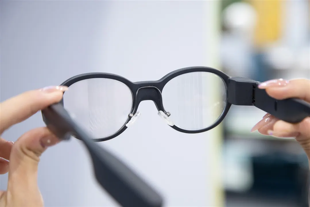 Китай делает ставку на ИИ-очки: 52% моделей получили AR-дисплеи