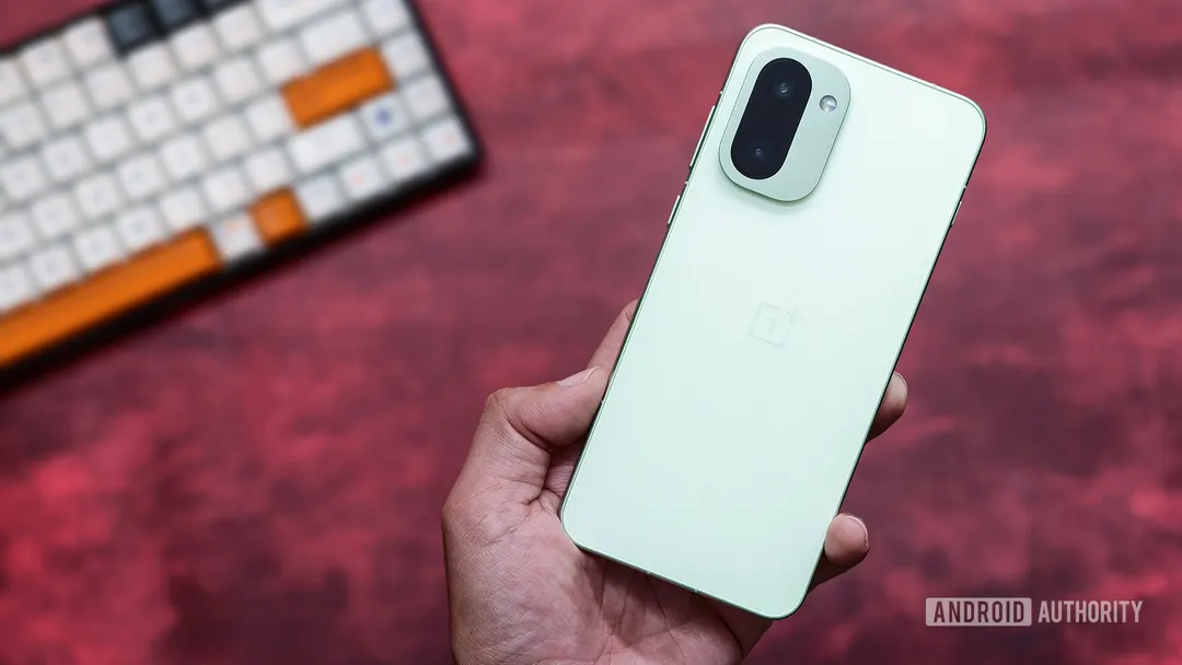 Утечка: OnePlus 16R получит Snapdragon 8 Elite Gen 5 и телефото