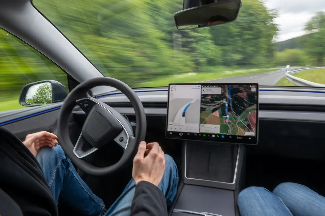 Tesla переименовала Full Self-Driving в «Assisted Driving» в Европе